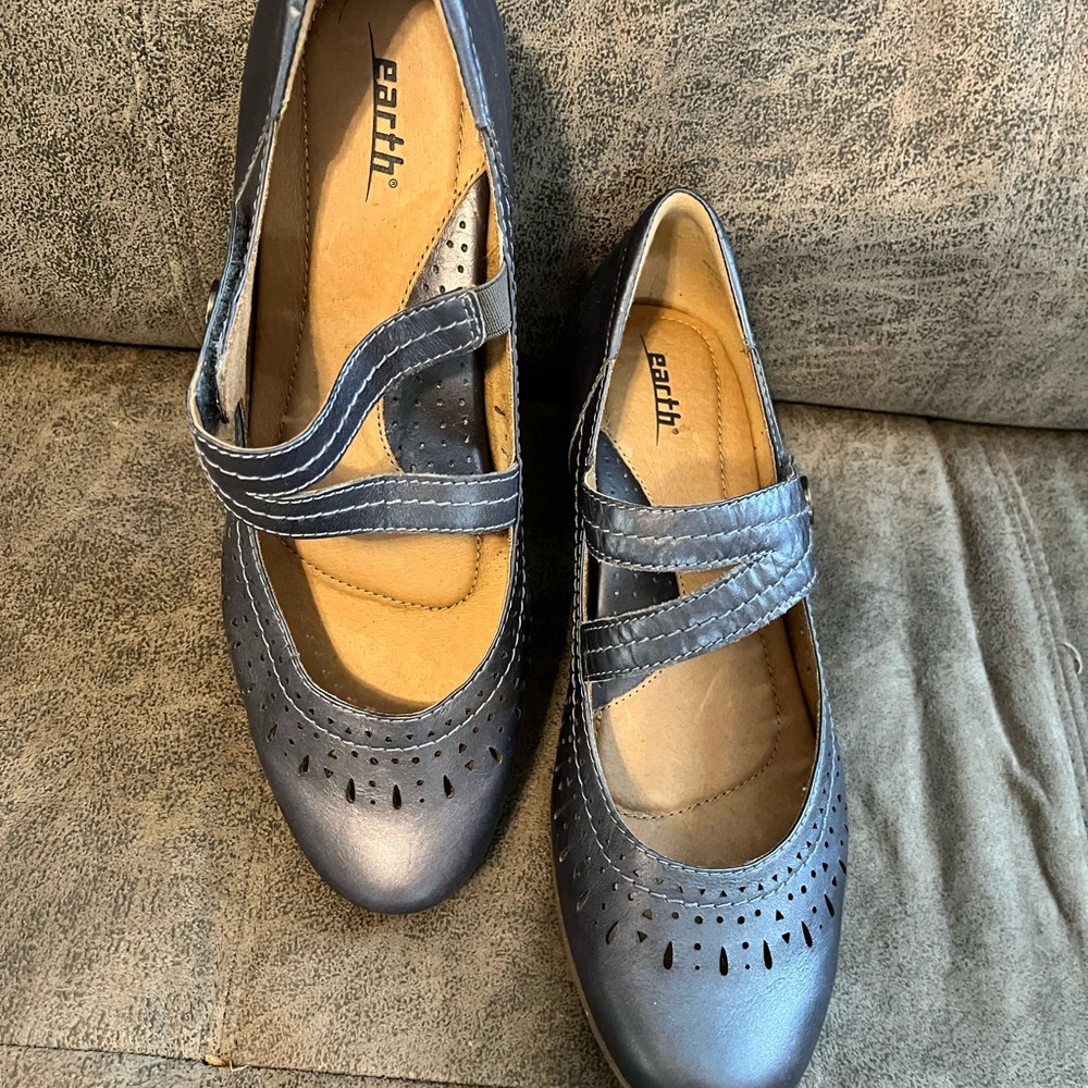 Earth Women's Metallic Blue Mary Jane Flats